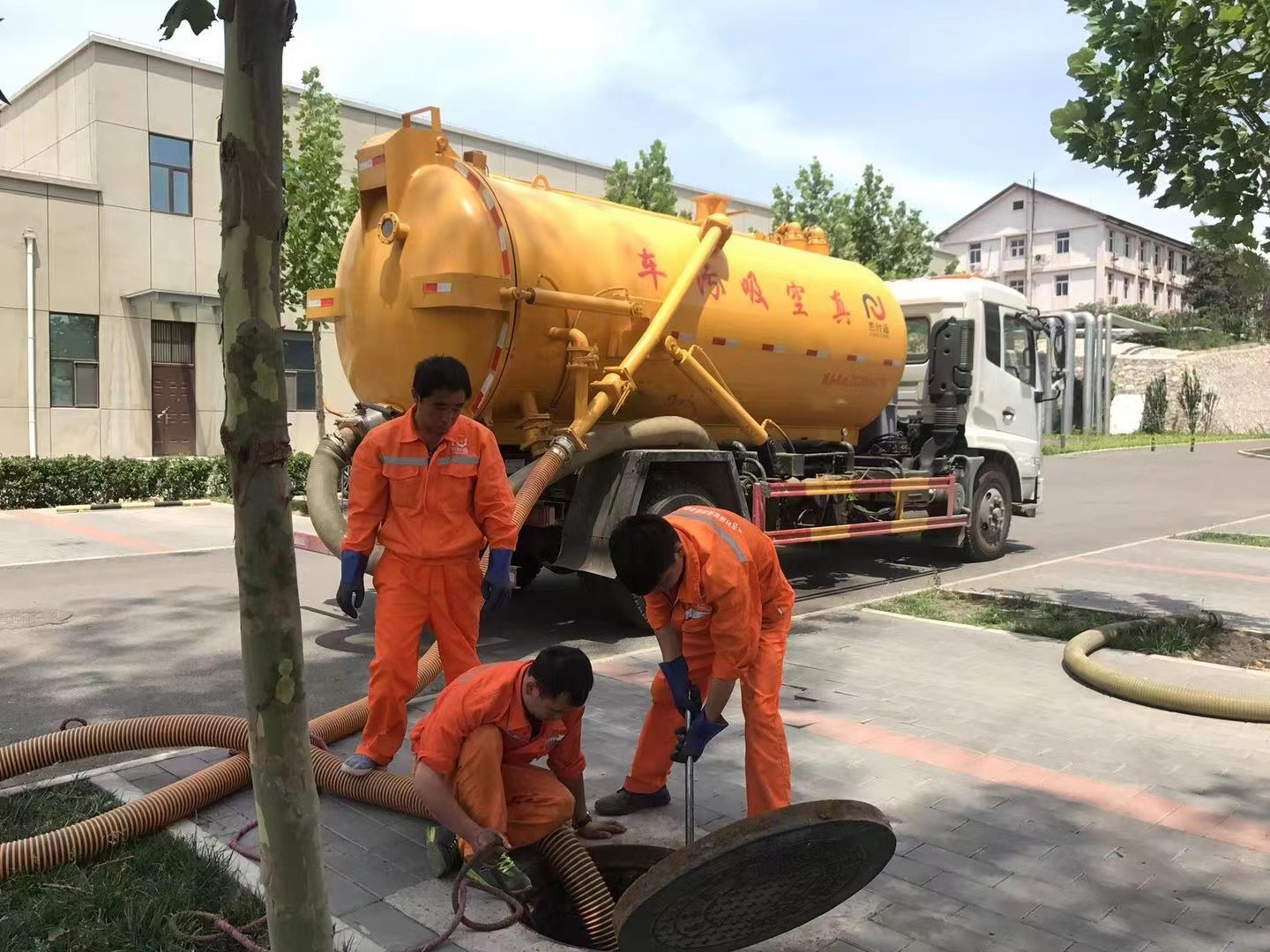 金寨管道疏通车停在窨井附近