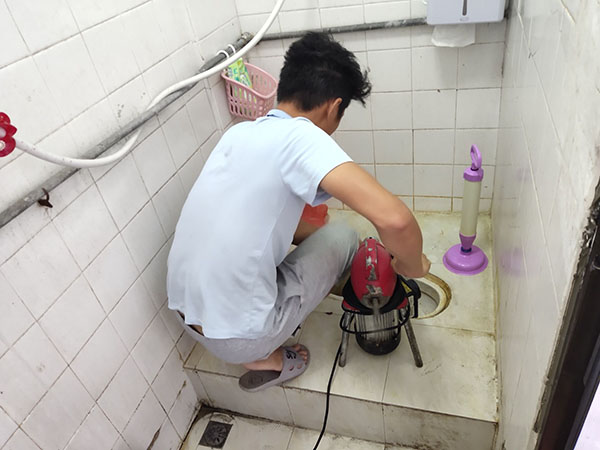 金寨管道堵塞冒臭气 专业师傅现场解决问题
