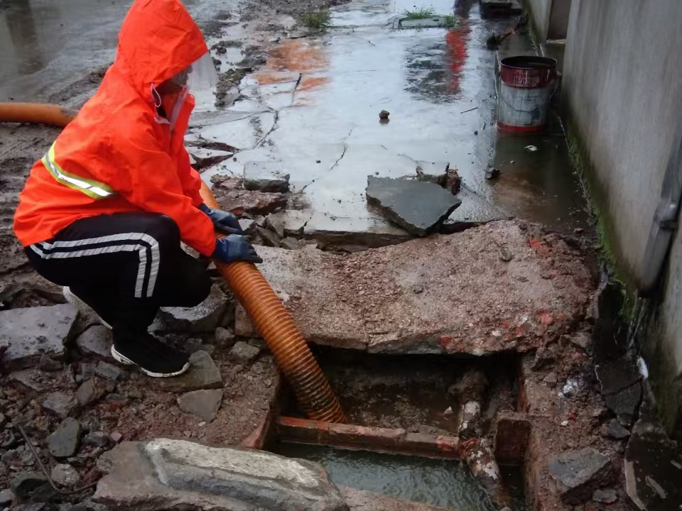 金寨专业清理污水池 炜誉市政以规范流程守护城市 “肠道”