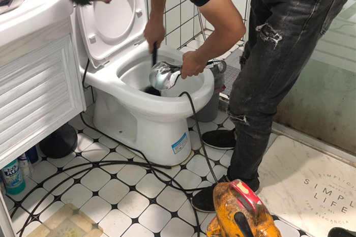 金寨马桶堵塞自己疏通还是找师傅?专业上门服务让你省时更省心